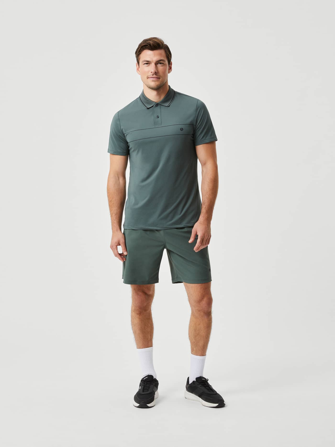 Ace Light Polo i Urban Chic (Grøn) set forfra, ideel til åndbar performance og stil på tennisbanen. - Image 3