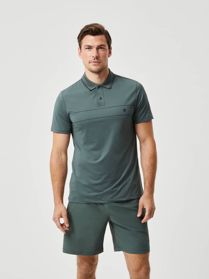 Ace Light Polo i Urban Chic (Grøn) set forfra med tennisboldlogo til performance og stil på banen.