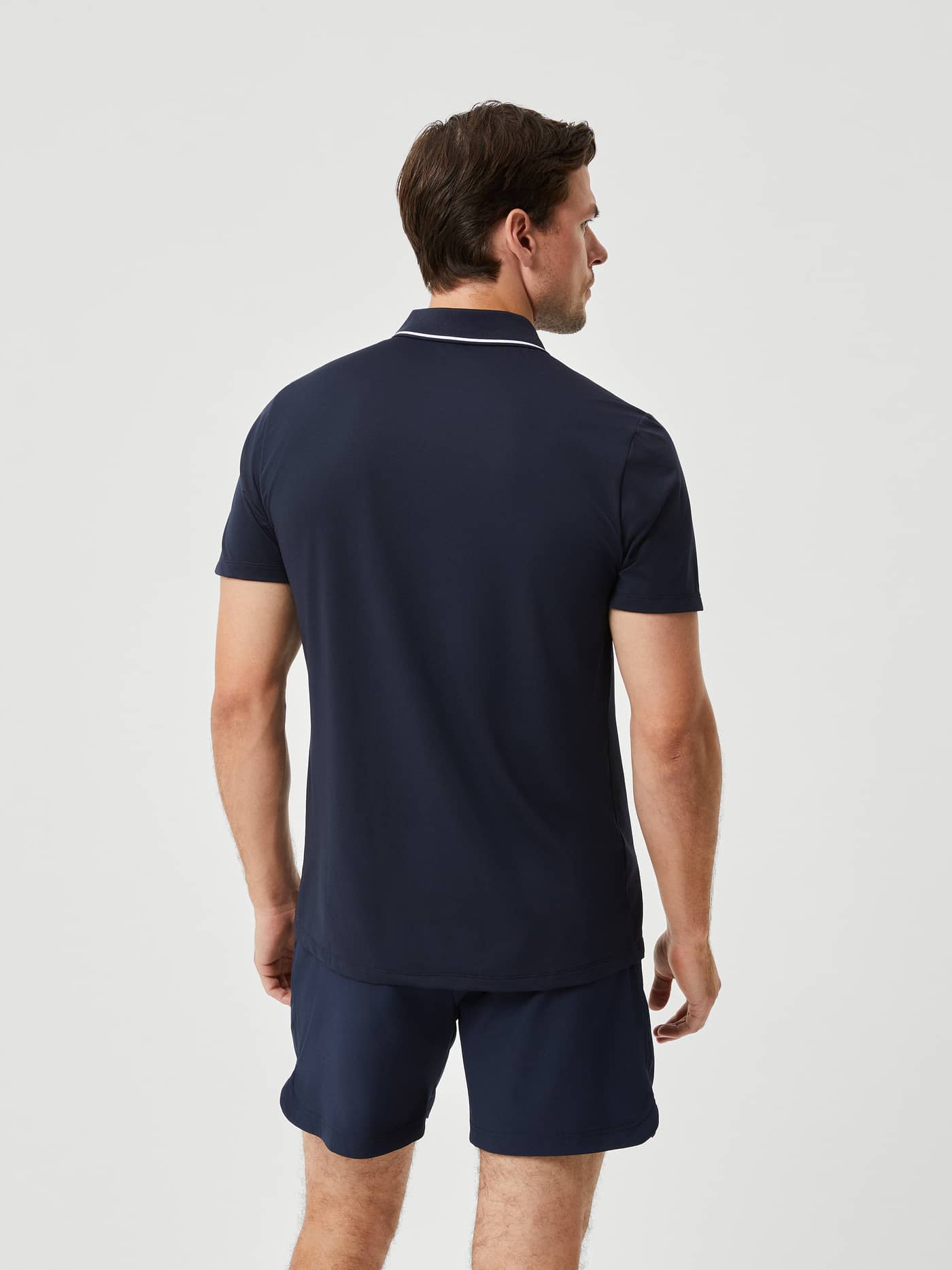 Ace Light Polo i Night sky (Blå) set bagfra på en mand, designet til performance og stil på tennisbanen. - Image 2