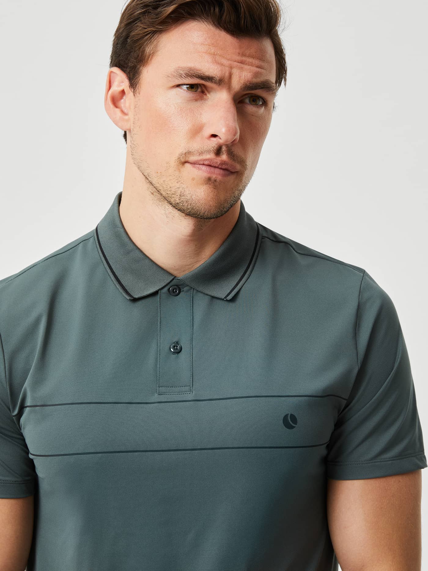 Ace Light Polo i Urban Chic (Grøn) set forfra med sort logo og stribe, ideel til tennis. - Image 4