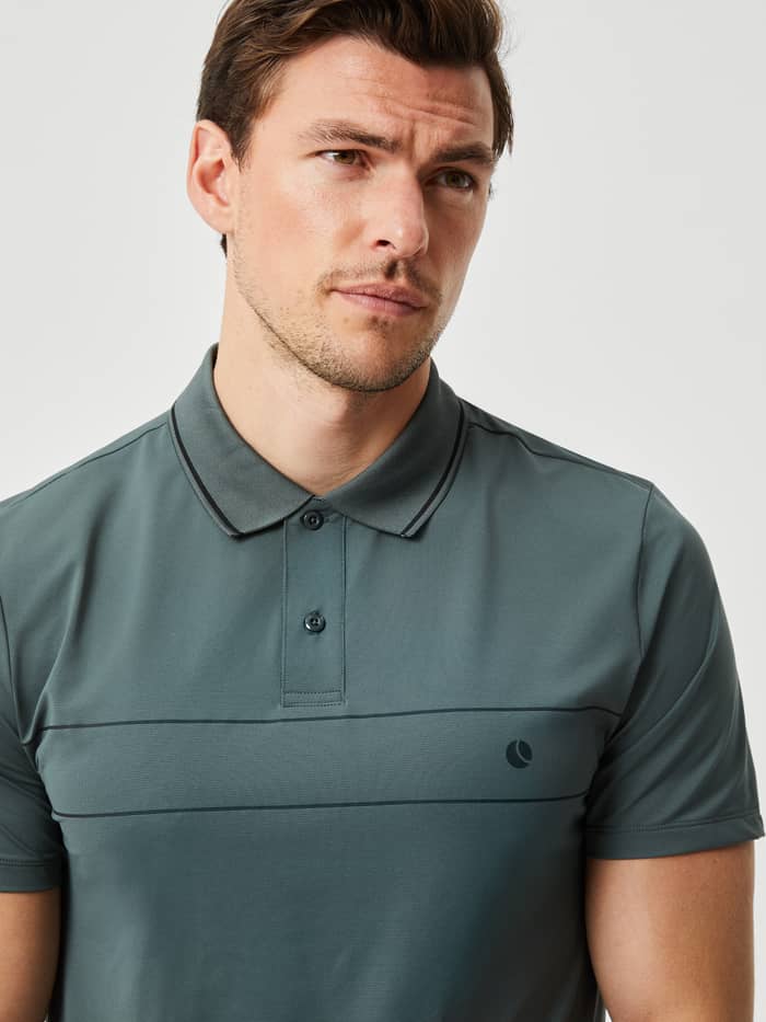 Ace Light Polo i Urban Chic (Grøn) set forfra med sort logo og stribe, ideel til tennis.
