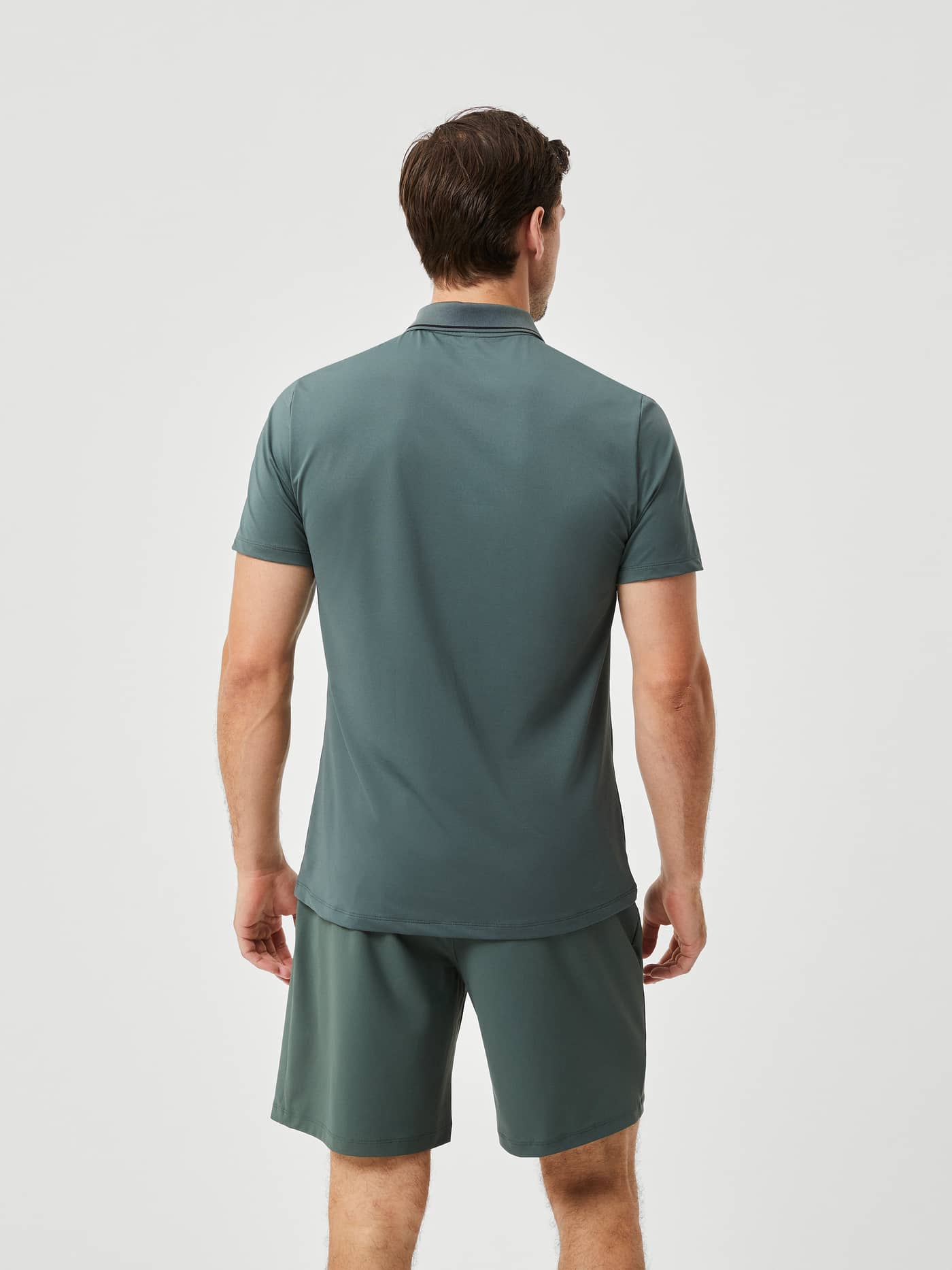 Ace Light Polo i Urban Chic (Grøn) set bagfra til mænd, ideel til performance-tennis og stil på banen. - Image 2