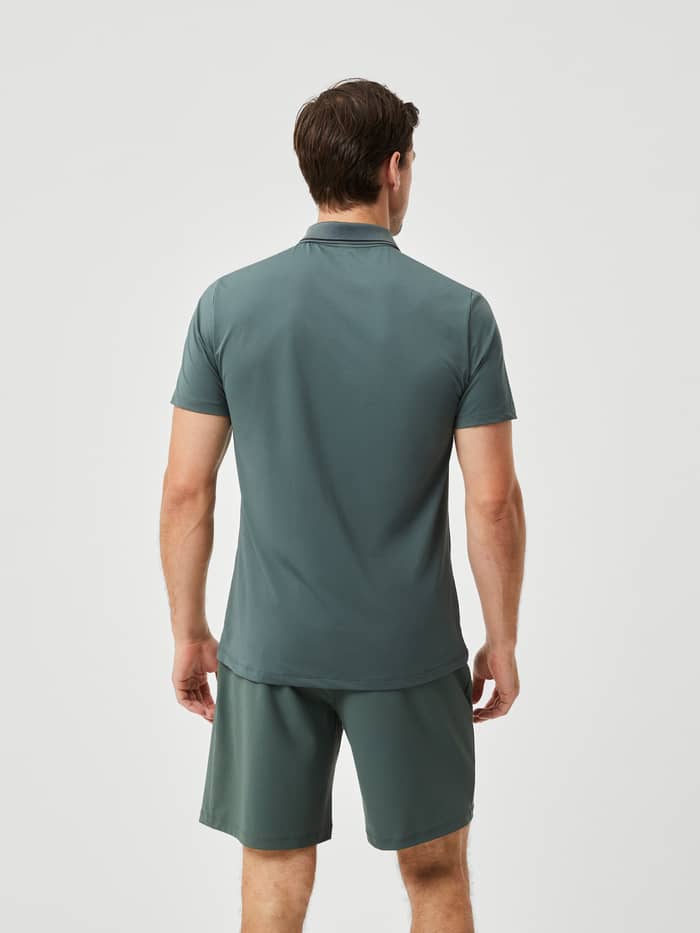 Ace Light Polo i Urban Chic (Grøn) set bagfra til mænd, ideel til performance-tennis og stil på banen.