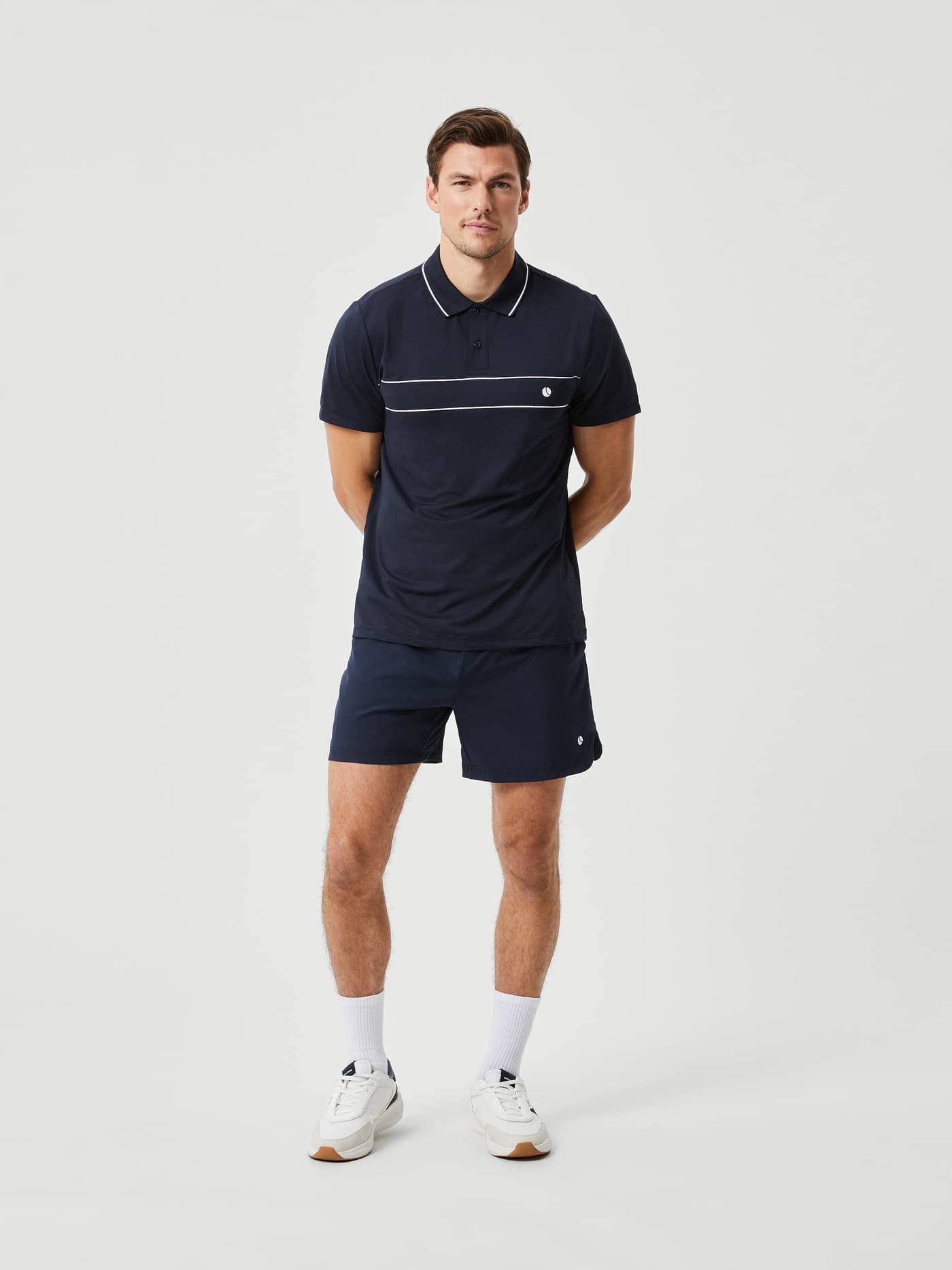 Ace Light Polo i Night sky (Blå) set forfra på en mand, skabt til optimal performance i tennis. - Image 3