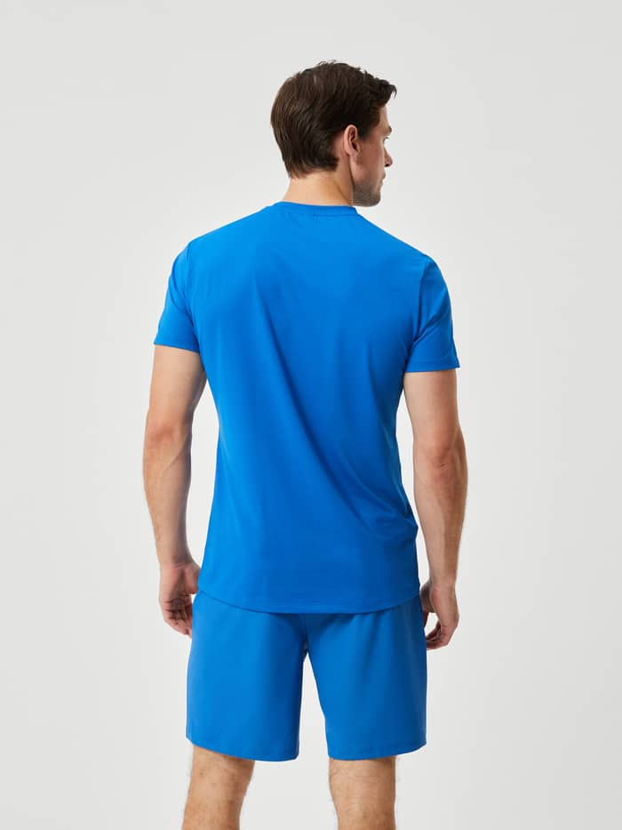 Ace Light T-Shirt i Classic Blue (Blå) set bagfra, designet til optimal funktion og performance til tennis.