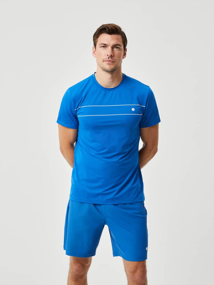 Björn Borg Ace Light T-Shirt in Classic Blue (Blauw) met een borststreep voor tennis, getoond in vooraanzicht.