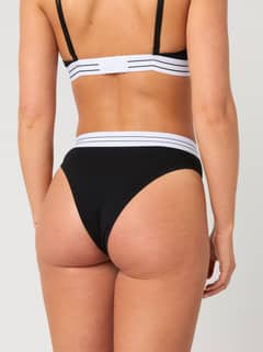 Vue arrière du Core Original High Waist Brief 2-pack noir en coton bio à taille haute avec élastique blanc. - Image 3