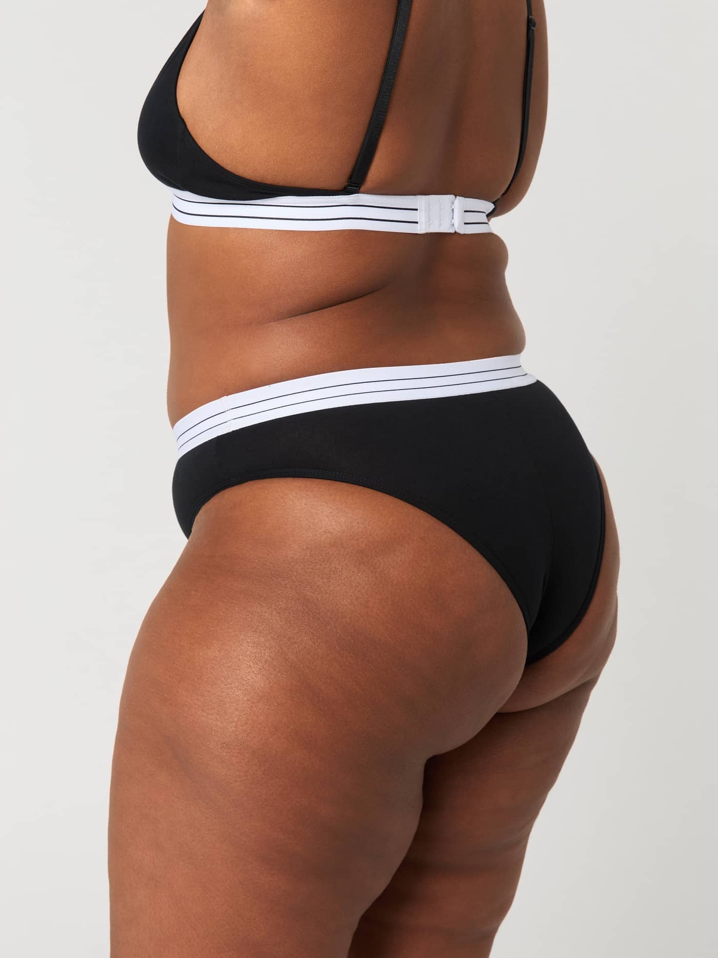Vue de profil du Core Original High Waist Brief 2-pack noir en coton bio extensible pour un ajustement optimal. - Image 7