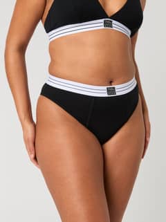 Vue de face du Core Original High Waist Brief 2-pack Noir, coupe taille haute et ceinture rayée avec logo. - Image 9