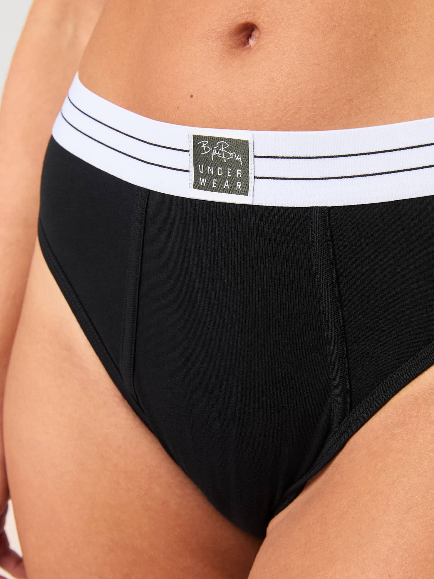 Gros plan du Core Original High Waist Brief 2-pack noir pour femme en coton bio avec taille blanche à logo. - Image 4