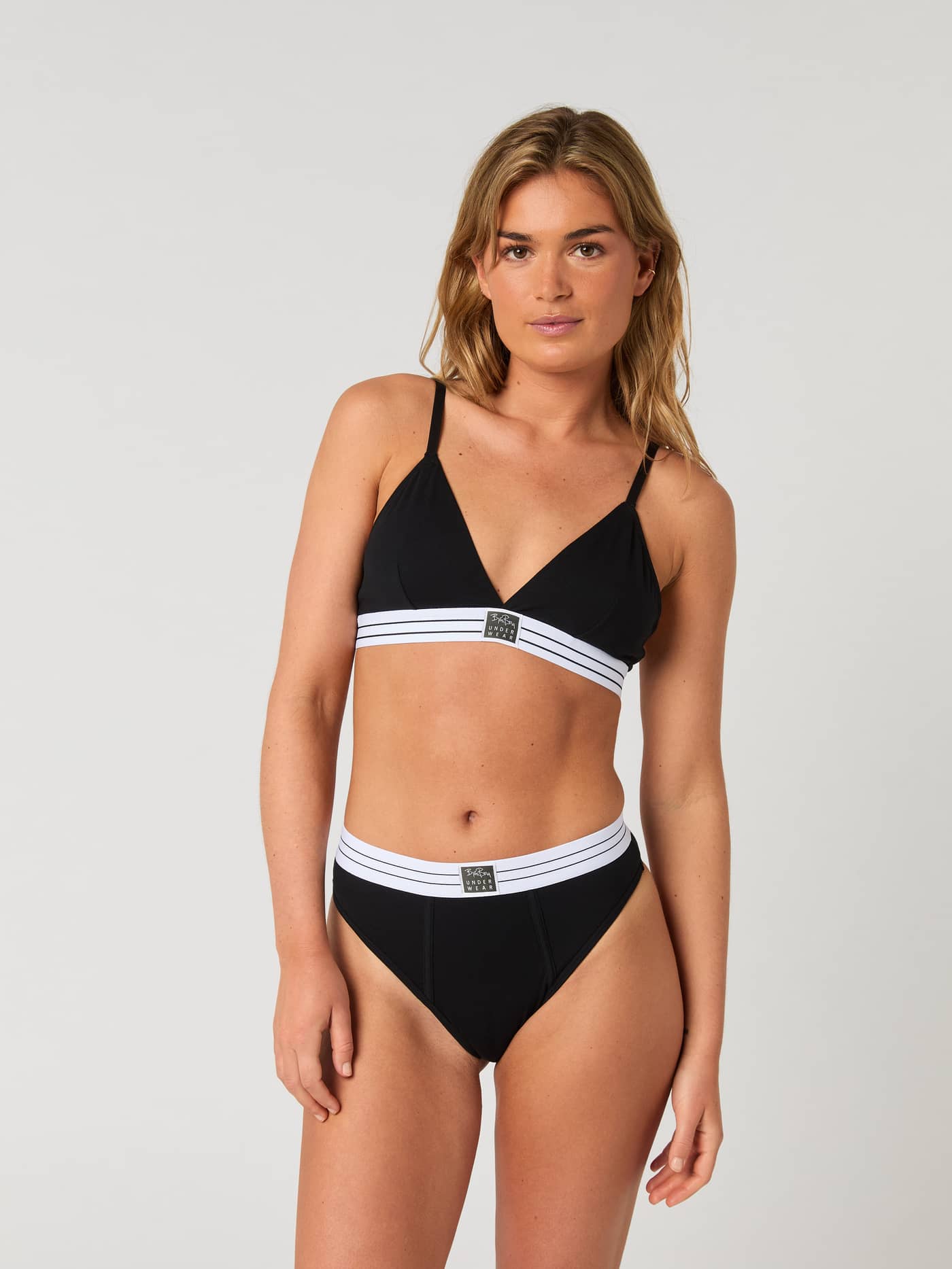 Vue de face du Core Original High Waist Brief 2-pack noir sur un mannequin, mettant en valeur son style et sa coupe. - Image 2