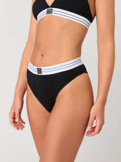 Vue de face du Core Original High Waist Brief 2-pack en Black Beauty (Noir) en coton bio avec une coupe flatteuse. - Image 1