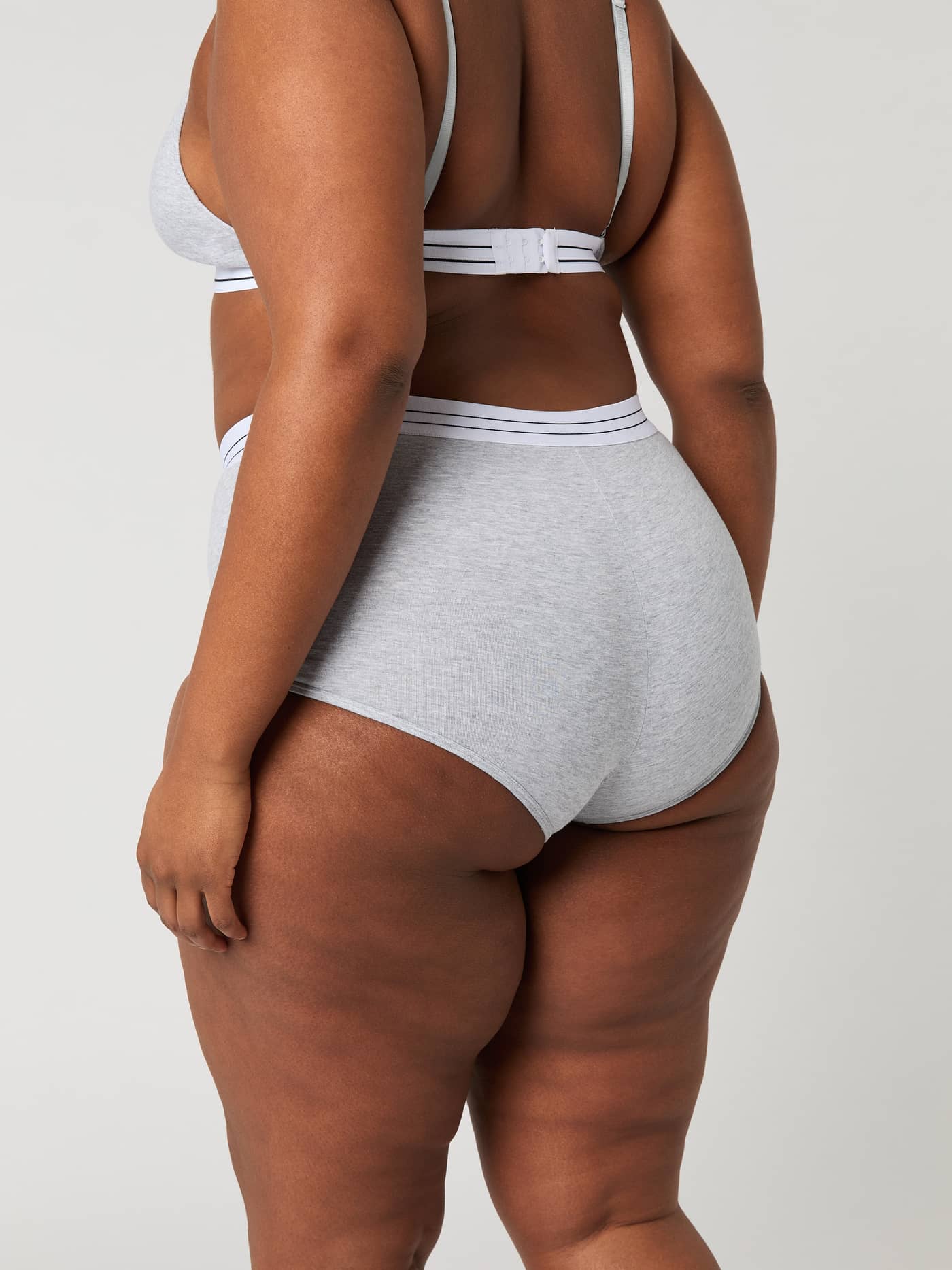 Kvinne sett bakfra i grå Core Original Minishorts 2-pack, i myk økologisk bomullsstretch med en stilren passform. - Image 4