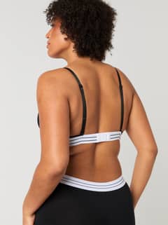 Rückansicht des Core Original Triangle Bra in Black (Schwarz) mit elastischem Logo-Bund für eine perfekte Passform. - Image 8