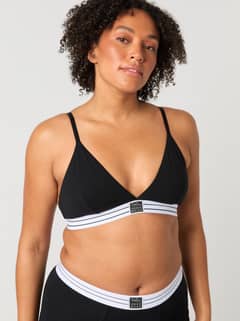 Vorderansicht einer Frau im Core Original Triangle Bra in Schwarz aus Bio-Baumwolle mit gestreiftem Logoband. - Image 7