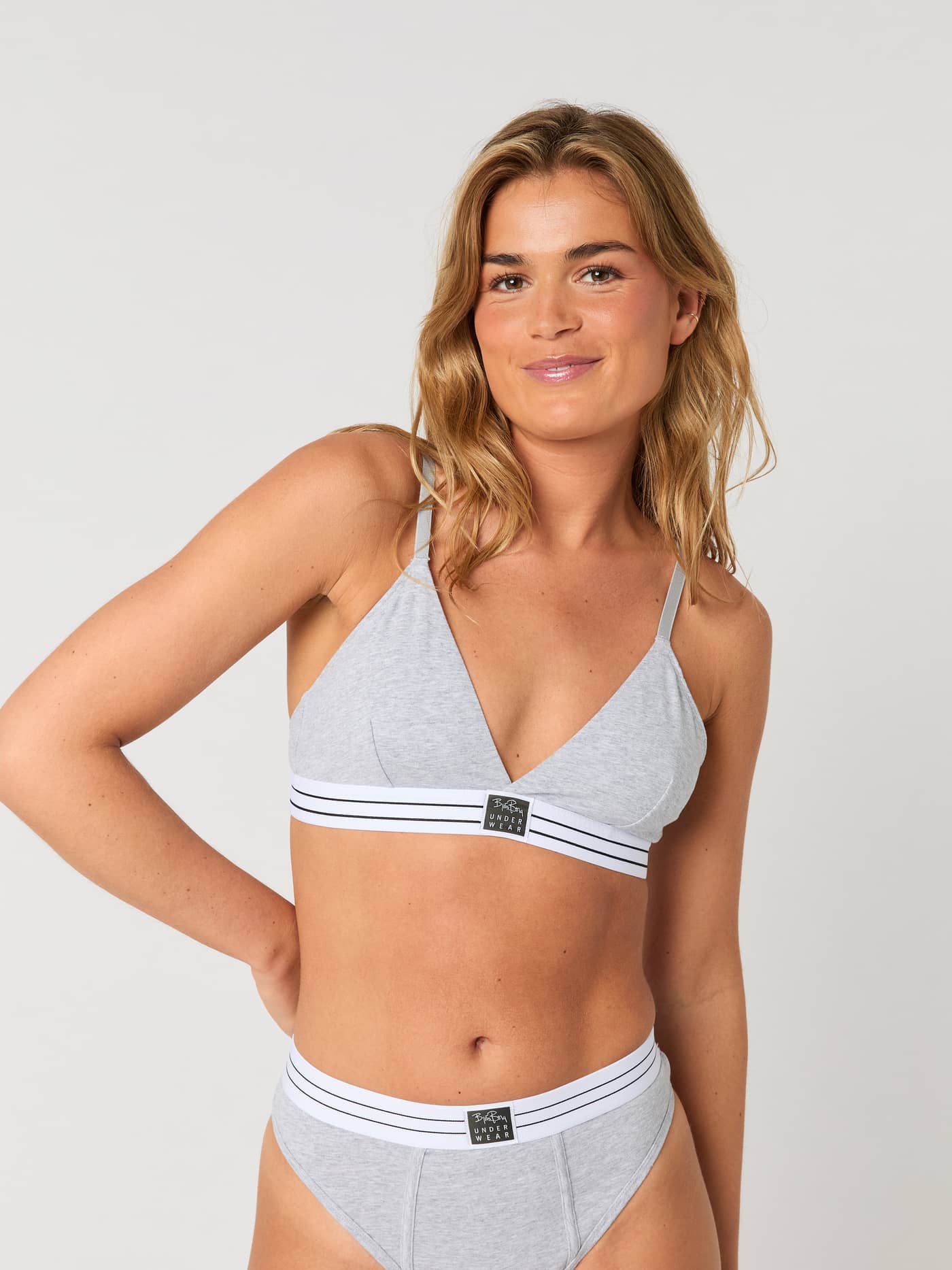 Core Original Triangle Bra in grijs katoen met een zachte pasvorm en zwart logo in vooraanzicht. - Image 2