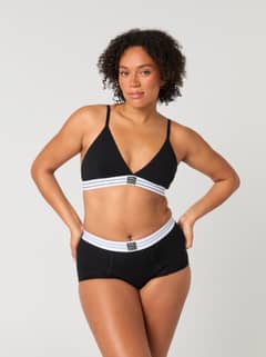 Vorderansicht eines Models im Core Original Triangle Bra in Schwarz aus Baumwoll-Stretch für einen stylischen, bequemen Fit. - Image 6