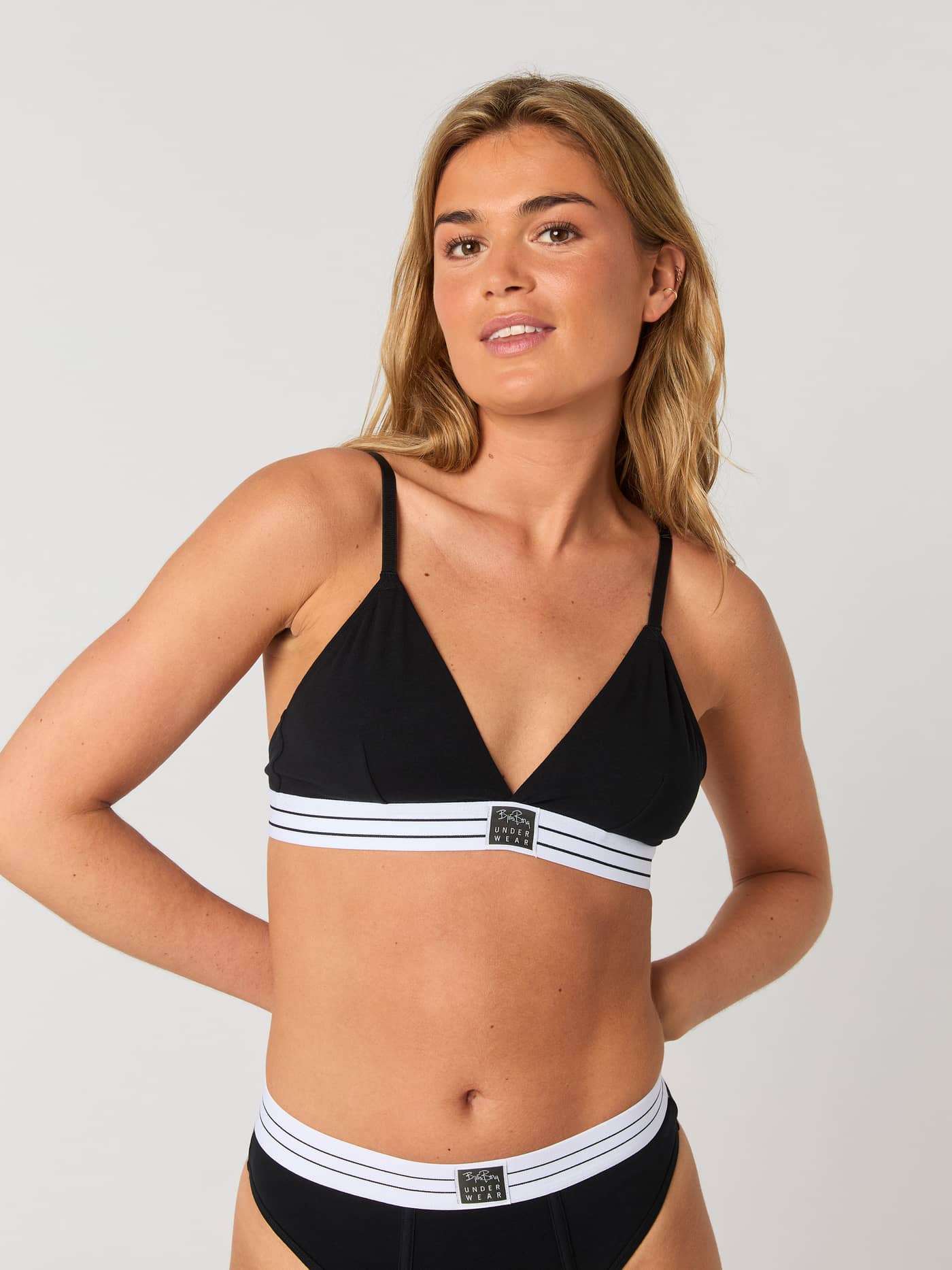 Vorderansicht einer Frau im schwarzen Björn Borg Core Original Triangle Bra aus Baumwoll-Stretch mit Logo-Gummibund. - Image 11