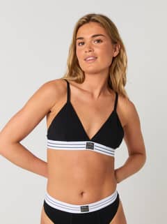 Vorderansicht einer Frau im schwarzen Björn Borg Core Original Triangle Bra aus Baumwoll-Stretch mit Logo-Gummibund. - Image 11