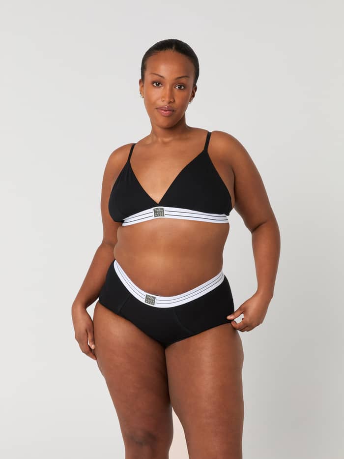 Vooraanzicht van een model in de zwarte Core Original Triangle Bra van zacht stretchkatoen met een wit logo-elastiek. - Image 4