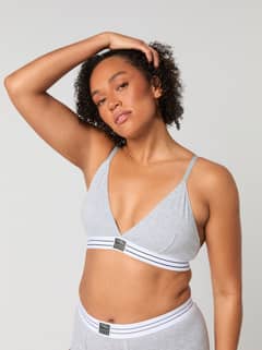 Core Original Triangle Bra in Grijs met een zwart logo en een nauwsluitende pasvorm, getoond in vooraanzicht. - Image 5