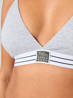 Grijze Core Original Triangle Bra van stretchkatoen met een wit heritage-logo op de band, close-up. - Image 7