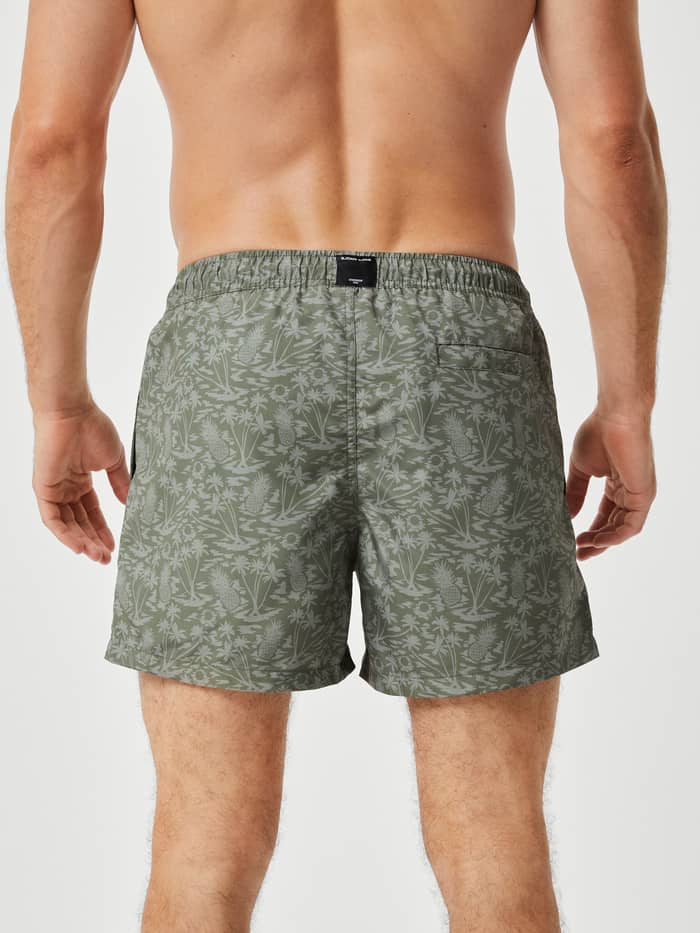 Borg Print Swim Shorts in Pineapple Bay 3 (Groen) met ananasprint, zwart logo en sneldrogende stof in achteraanzicht. - Image 3