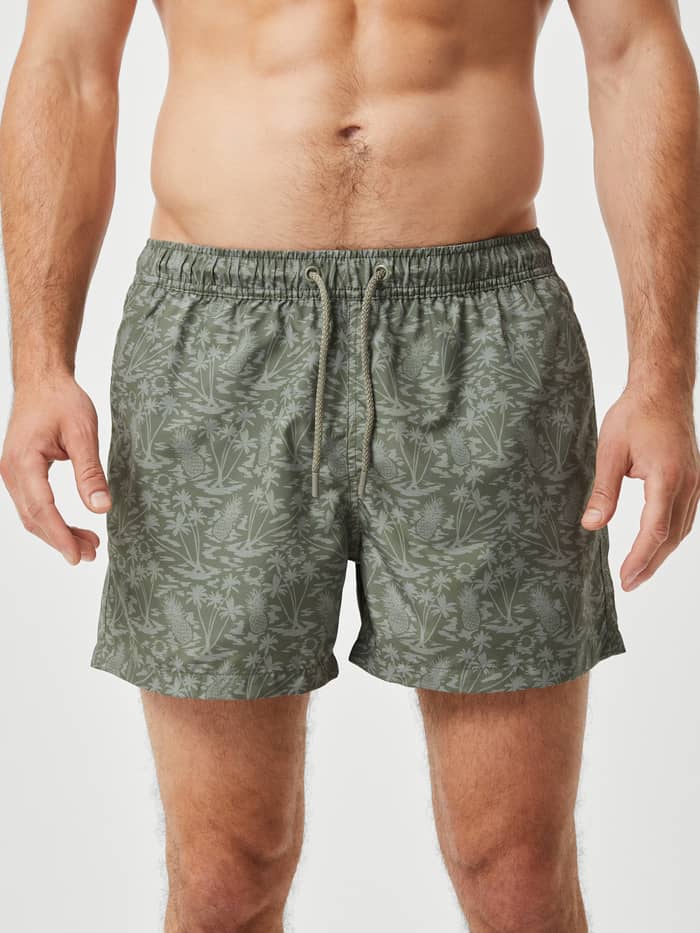 Borg Print Swim Shorts in Pineapple Bay 3 (Groen) met tropische print en ruime pasvorm, getoond in vooraanzicht. - Image 2