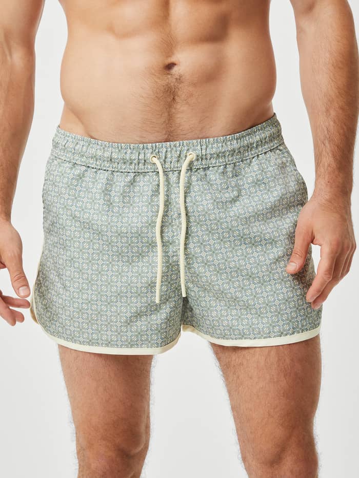 Borg Retro Print Swim Shorts in Pattern 2 (Groen) met een geometrische print en sneldrogend materiaal in vooraanzicht. - Image 2