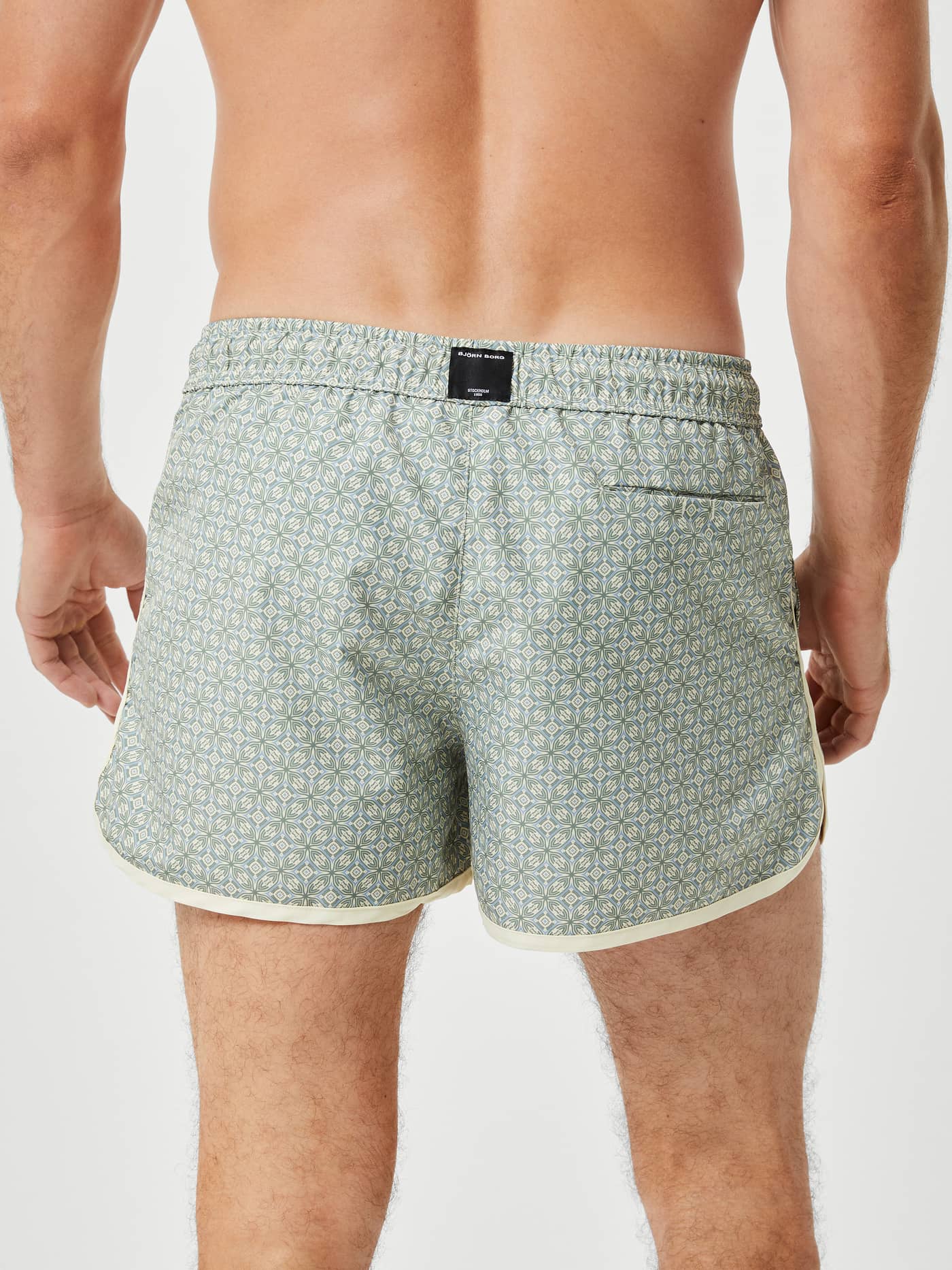 Mann i Borg Retro Print Swim Shorts i Pattern 2 (Grønn) sett bakfra med retroprint og baklomme med borrelås. - Image 3