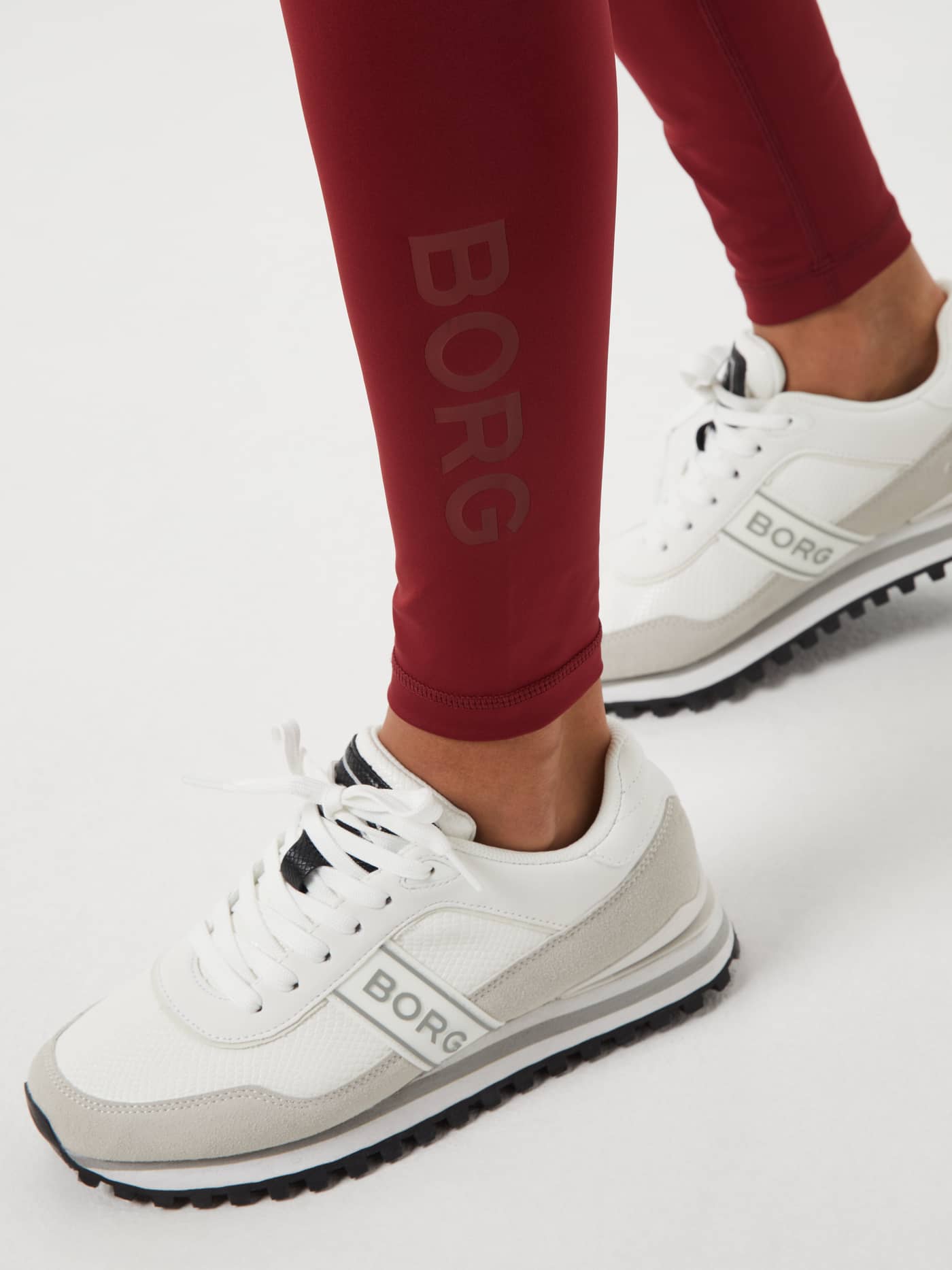Gros plan du Borg Logo Tights en Pomegranate (Rouge) au logo ton sur ton, idéal pour un look de training stylé. - Image 4