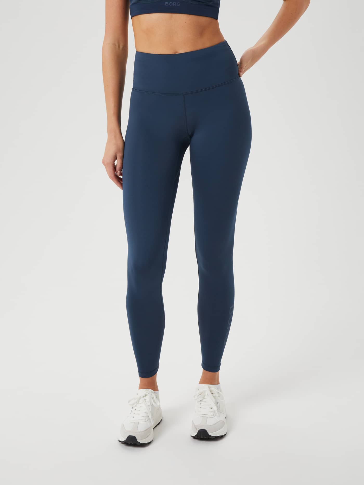 Vorderansicht der Borg Logo Tights in Midnight Navy (Marineblau) mit High-Waist und schmalem Fit für das Training. - Image 2