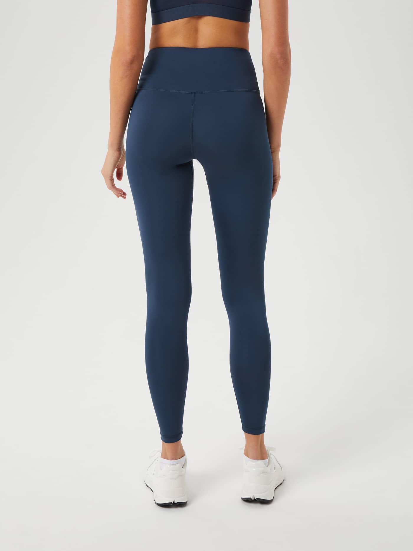 Rückansicht eines Models in Borg Logo Tights in Midnight Navy (Marineblau) mit schmalem Fit für Performance beim Training. - Image 3