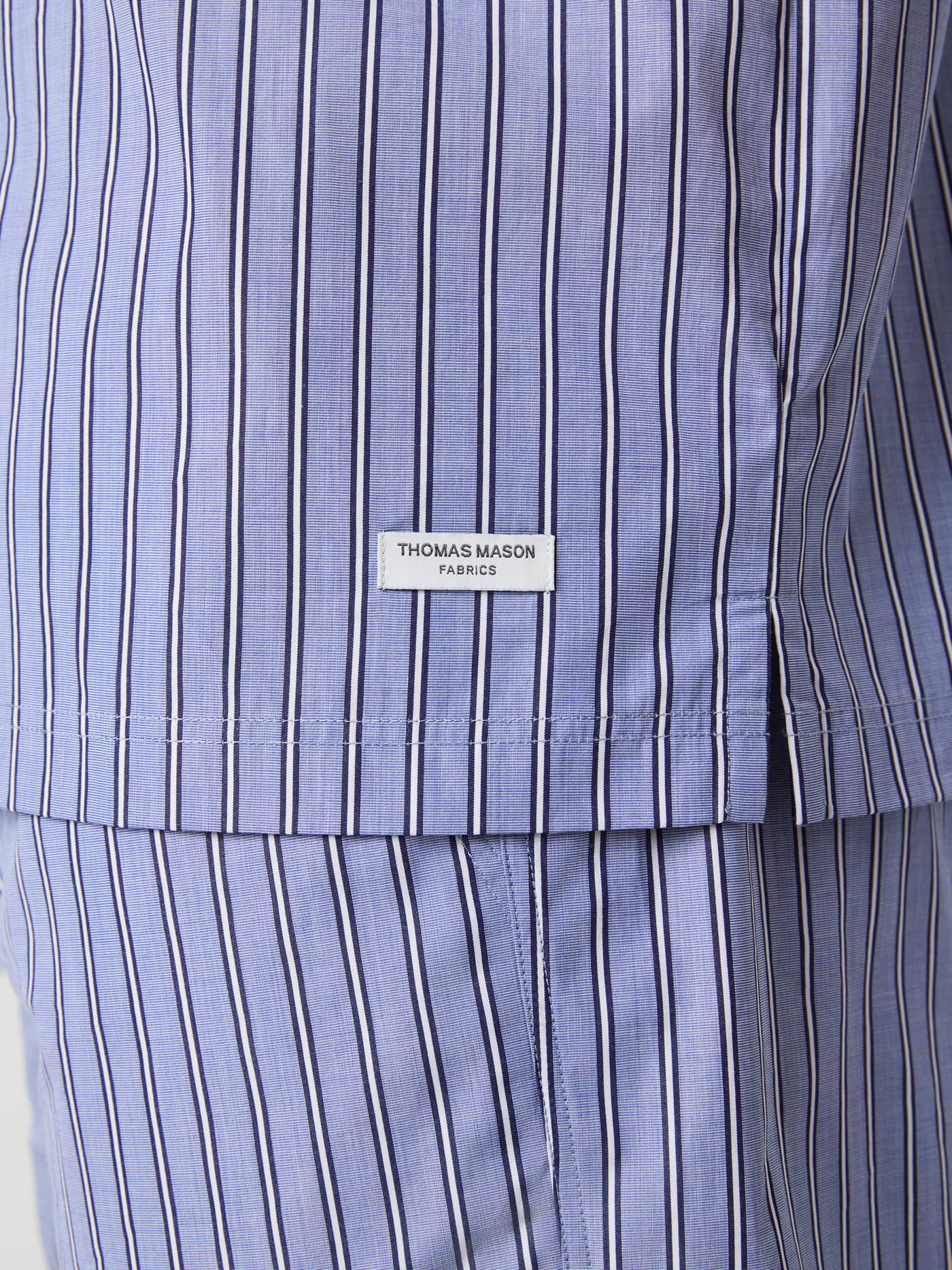 Gestreept Thomas Mason Shortsleeve Pyjama Shirt in Country Blue (Blauw) met een wit geweven logolabel. - Image 5