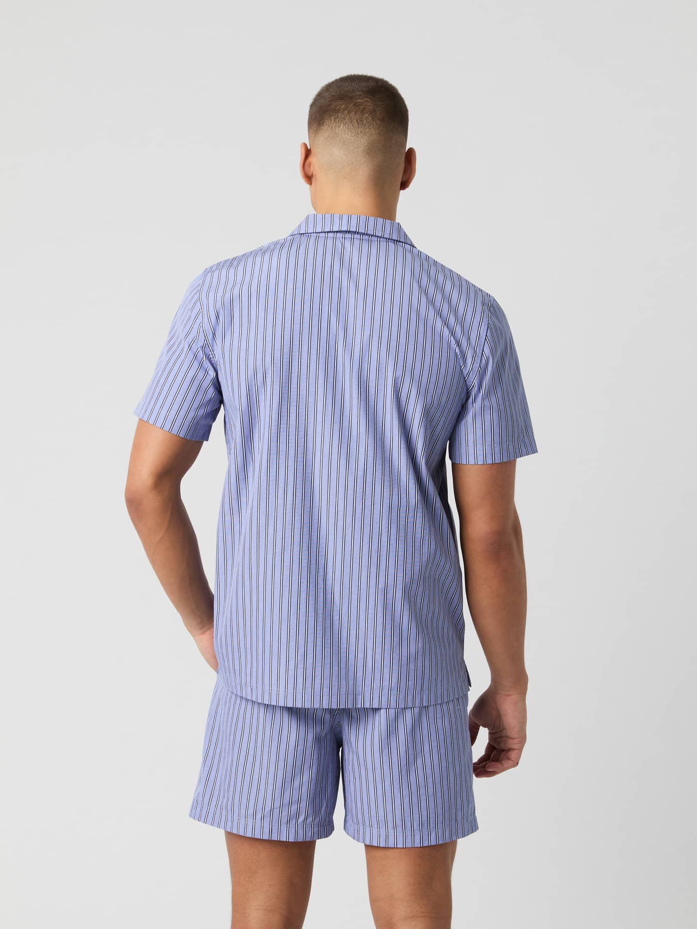 Gestreepte Thomas Mason Shortsleeve Pyjama Shirt in Country Blue (Blauw) in achteraanzicht van premium Italiaans katoen. - Image 2