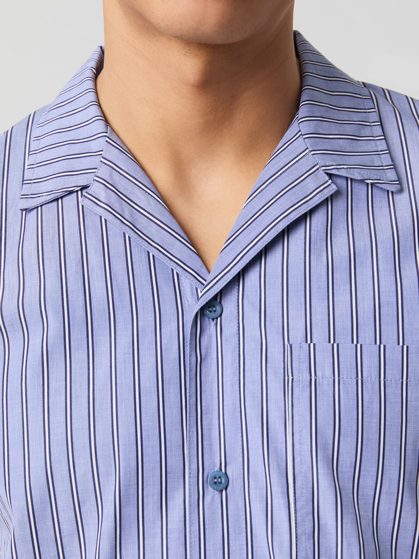Thomas Mason Shortsleeve Pyjama Shirt in Country Blue (Blauw) van Italiaans katoen met een klassiek streeppatroon. - Image 4