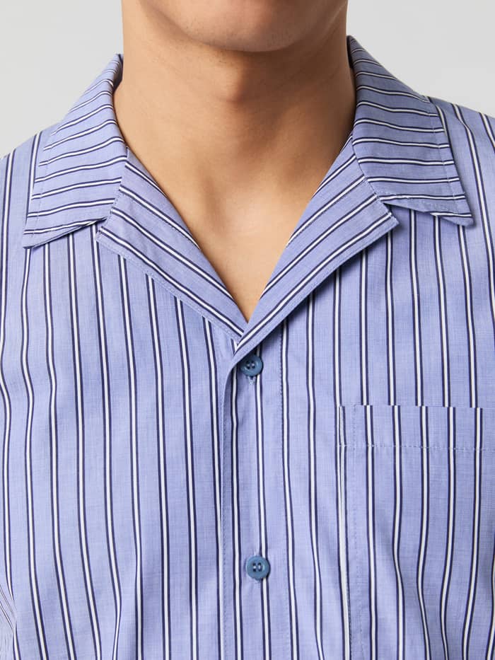 Thomas Mason Shortsleeve Pyjama Shirt in Country Blue (Blau) mit klassischem Streifenmuster in der Detailansicht. - Image 4