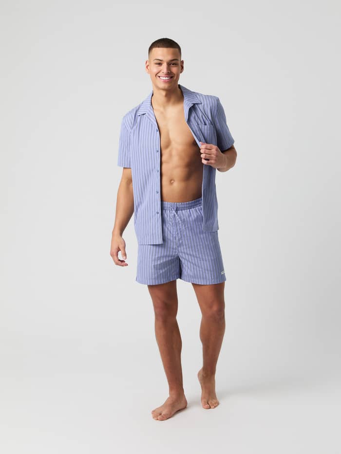 Gestreiftes Thomas Mason Shortsleeve Pyjama Shirt in Country Blue (Blau) aus italienischer Baumwolle in der Vorderansicht. - Image 3