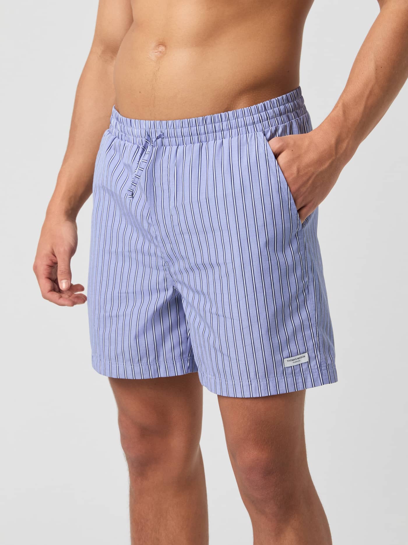 Gestreifte Thomas Mason Pyjama Shorts in Country Blue (Blau) aus italienischer Baumwolle in schräger Vorderansicht. - Image 2