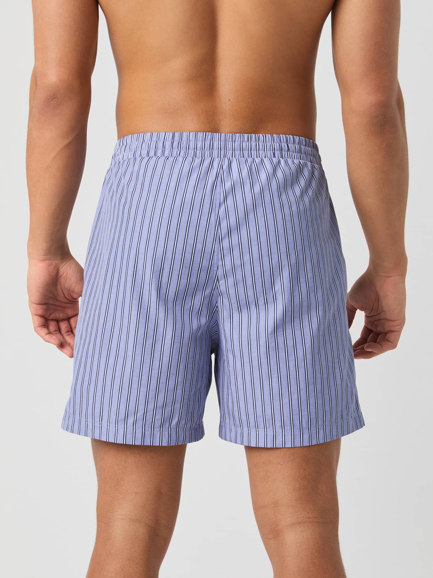 Gestreifte Thomas Mason Pyjama Shorts in Country Blue (Blau) aus italienischer Baumwolle in der Rückansicht. - Image 3