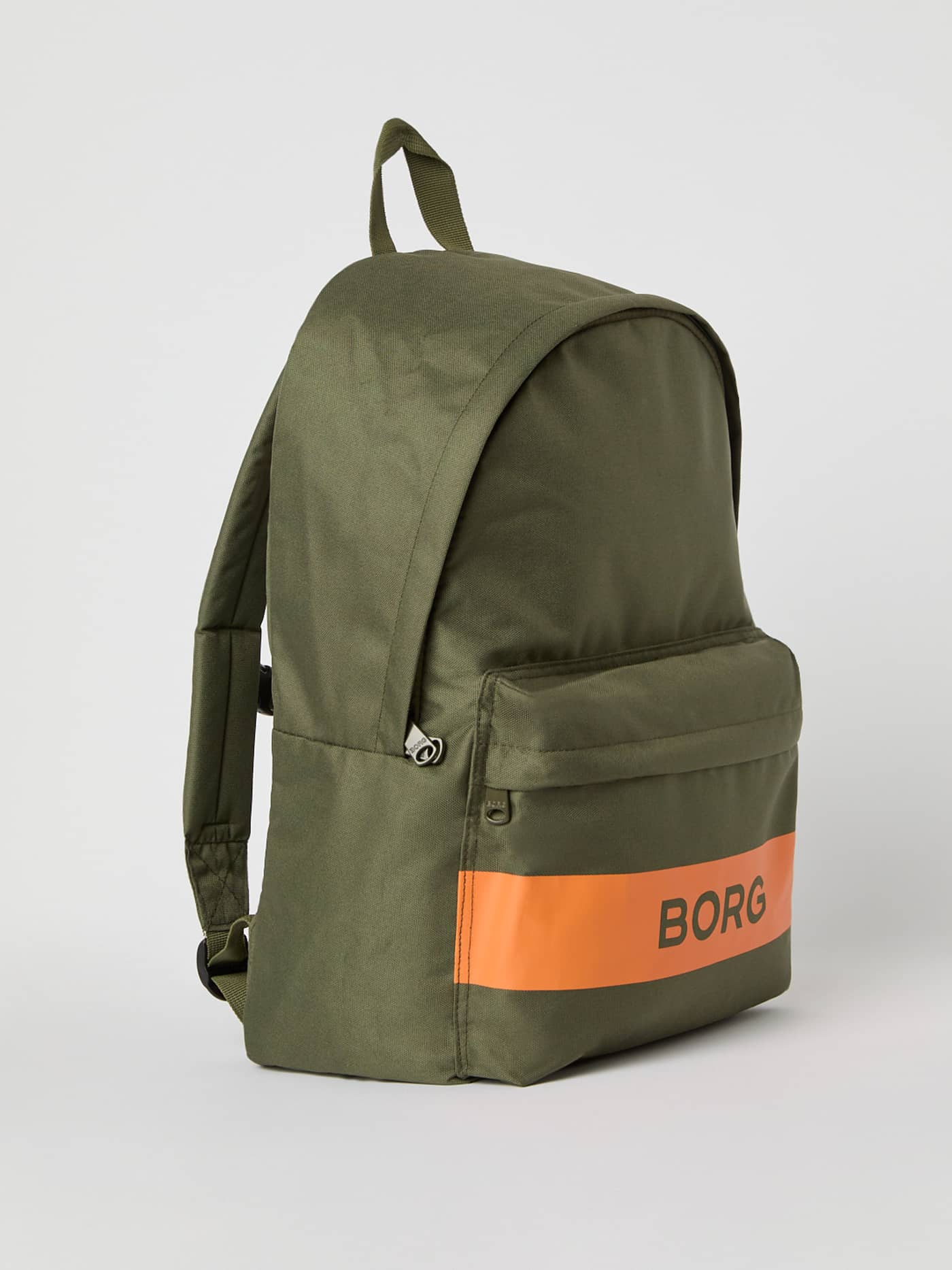 Borg Stripe Backpack i Kalamata (Grøn) set fra siden, en slidstærk skoletaske med en orange logostribe med refleks. - Image 2