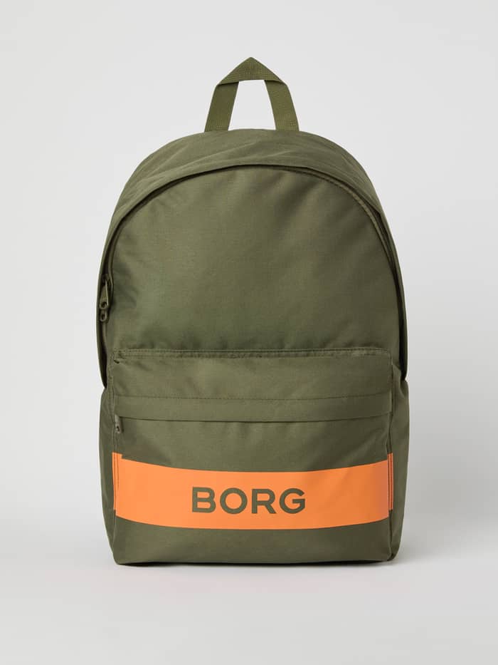 Vue de face du Borg Stripe Backpack résistant en Kalamata (Vert) avec bande orange réfléchissante et logo vert.