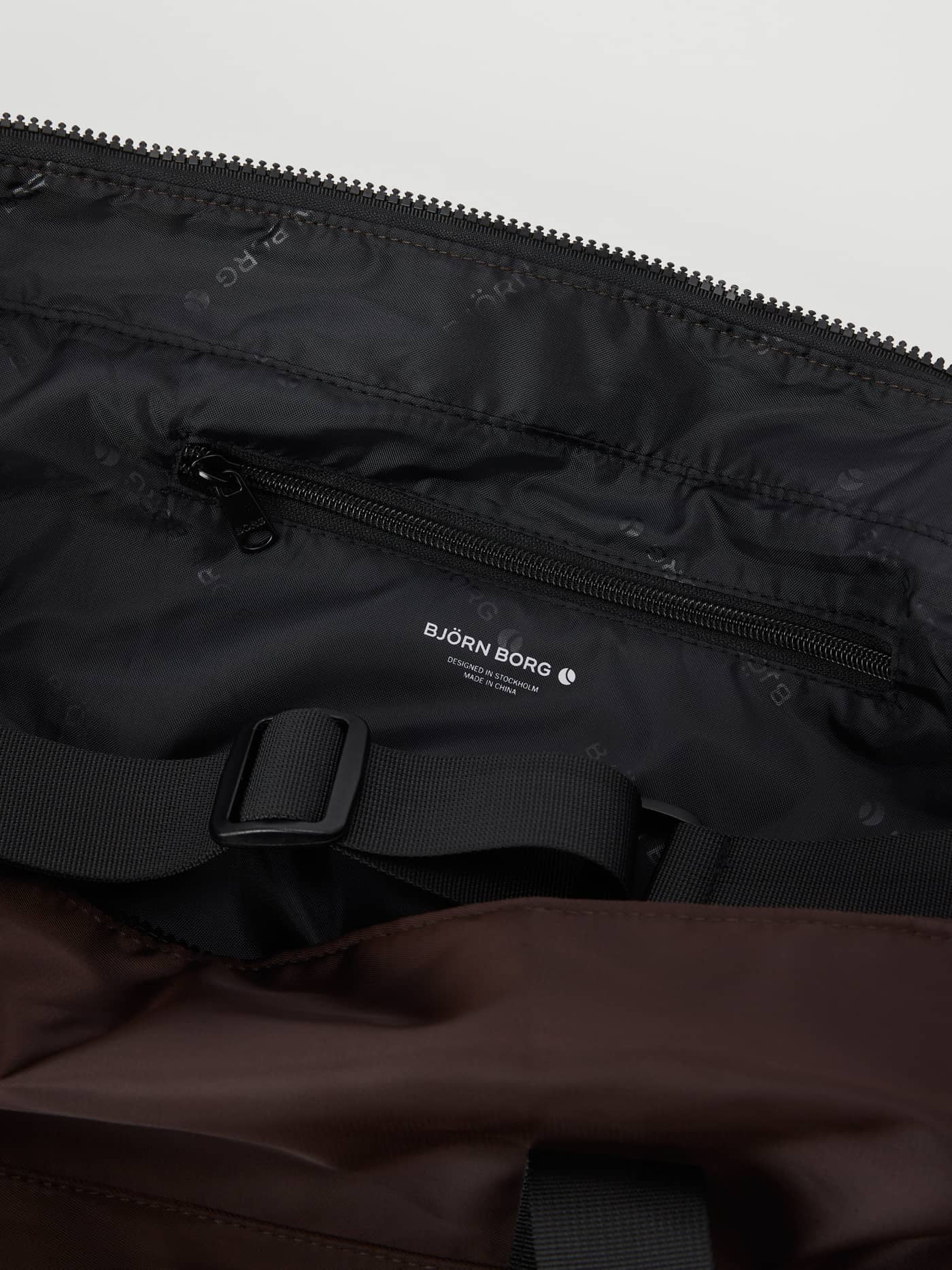 Innenansicht der Borg Classic Tote 27L in Molé (Braun) mit Reißverschlusstasche und weißem Logo. - Image 3