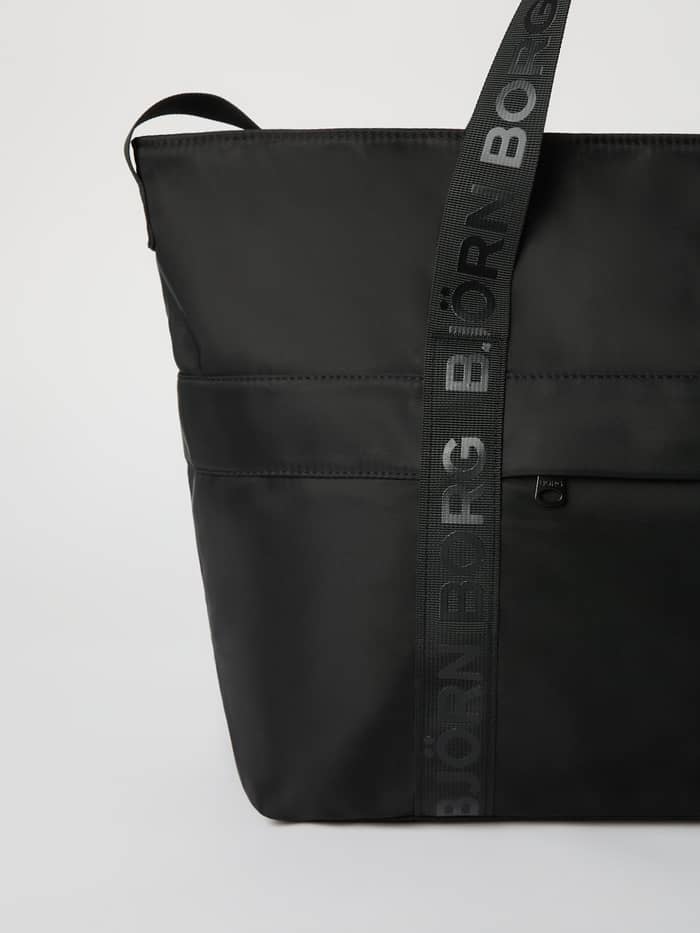 Detailansicht der Borg Classic Tote 27L in Black Beauty (Schwarz) aus Polyester mit grauem Logo-Handgriff. - Image 3