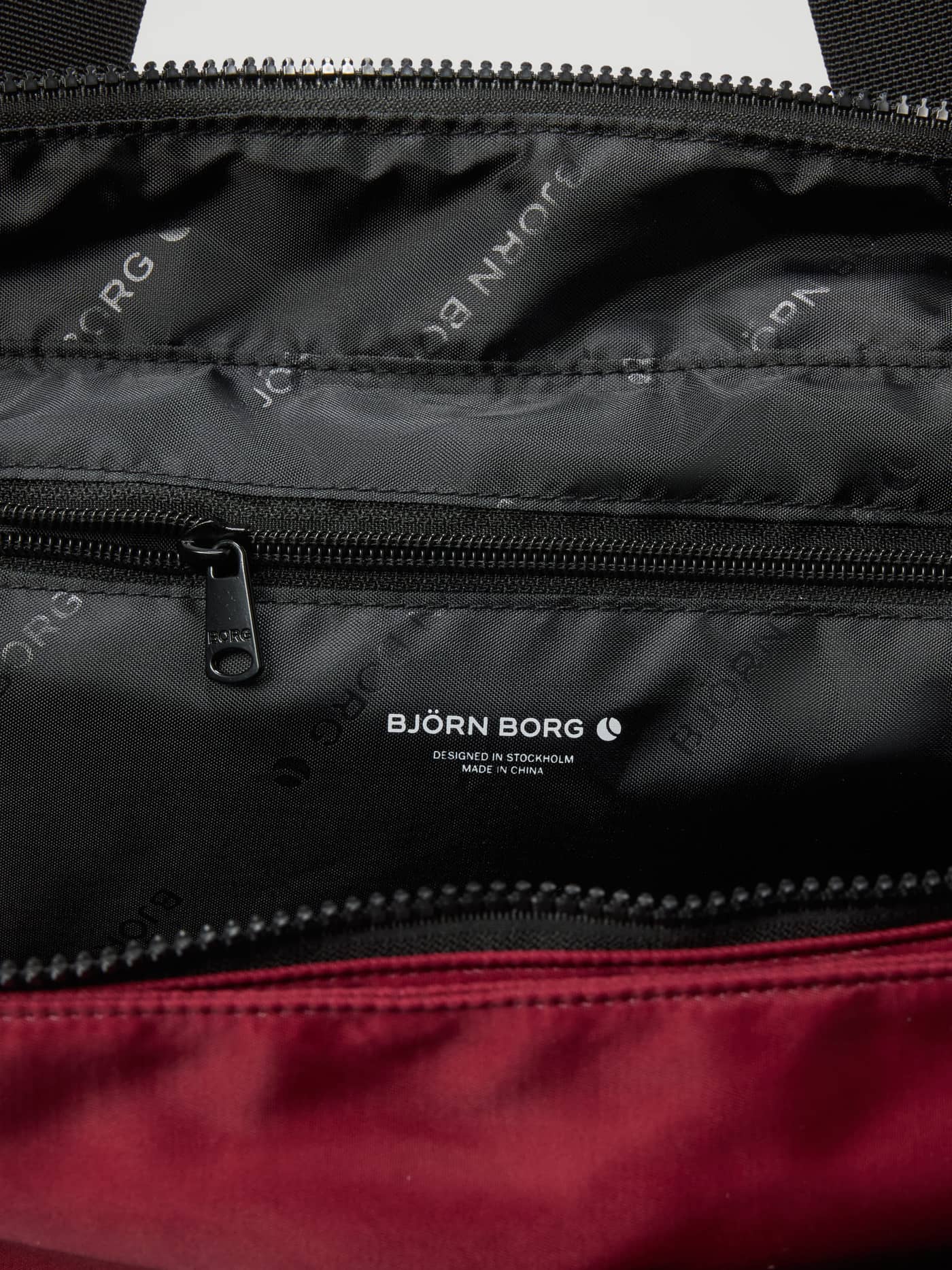 Binnenaanzicht van de Borg Classic Tote 27L in Cabernet (Rood) met een wit logo op zwarte voering voor training. - Image 3