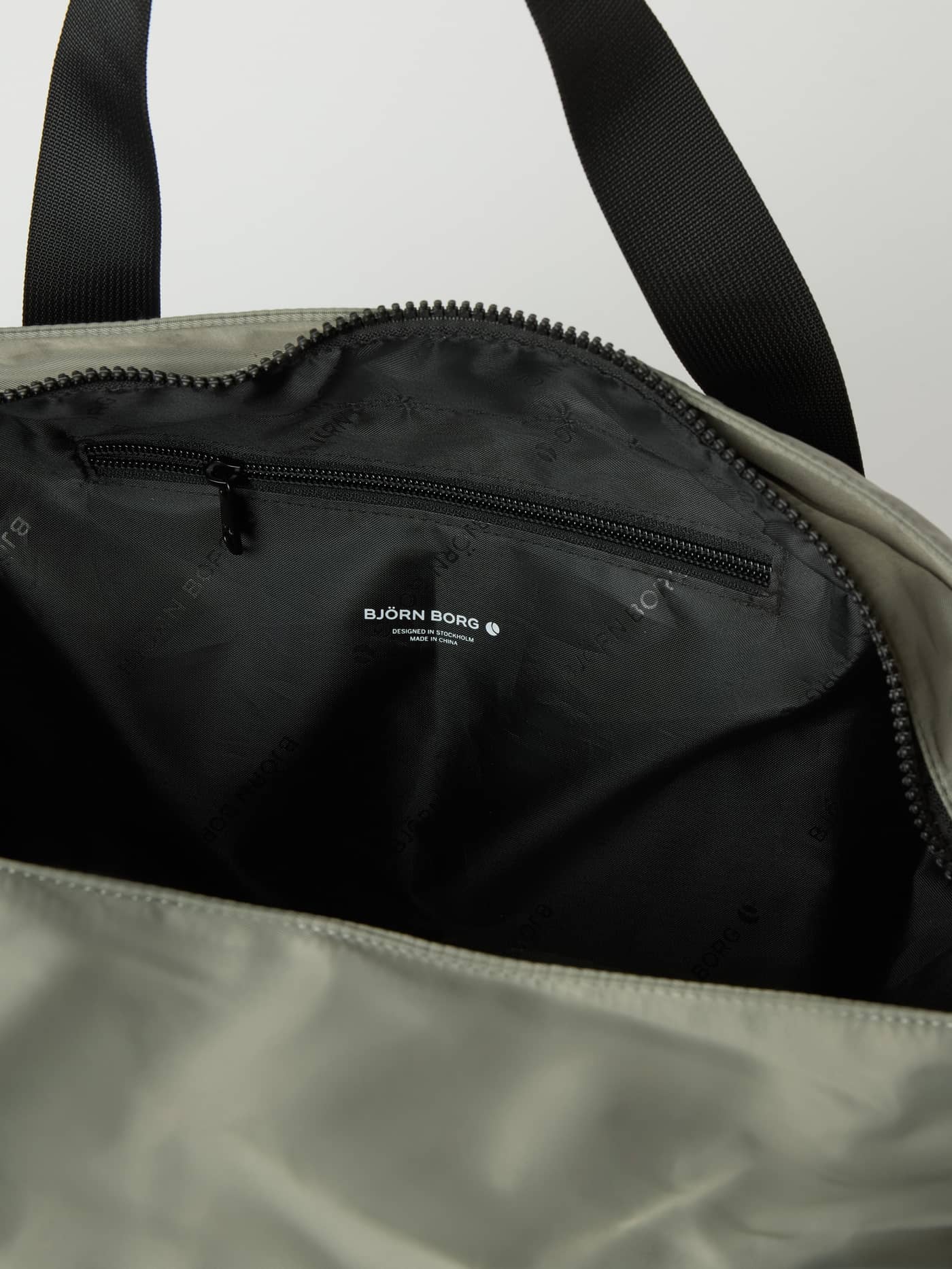 Borg Classic Tote 27L Trainingstasche in Agave Green (Grün) mit Reißverschlusstasche und schwarzem Logo-Innenfutter. - Image 4