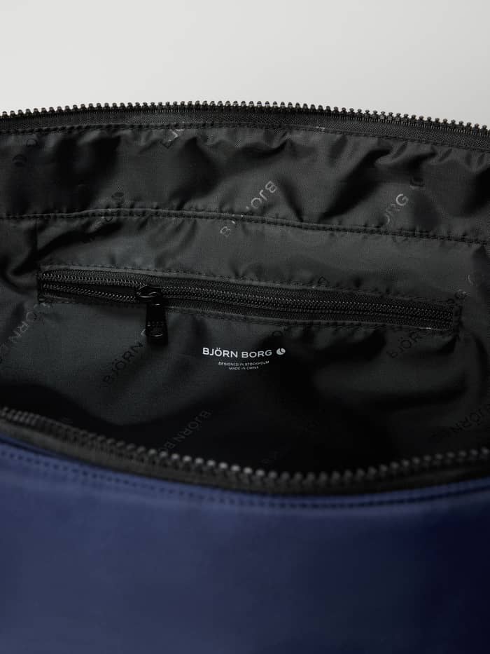 Borg Classic Tote 27L in Dress Blues (Blauw) heeft een zwarte voering met logo, wit logo en binnenvak voor training. - Image 3