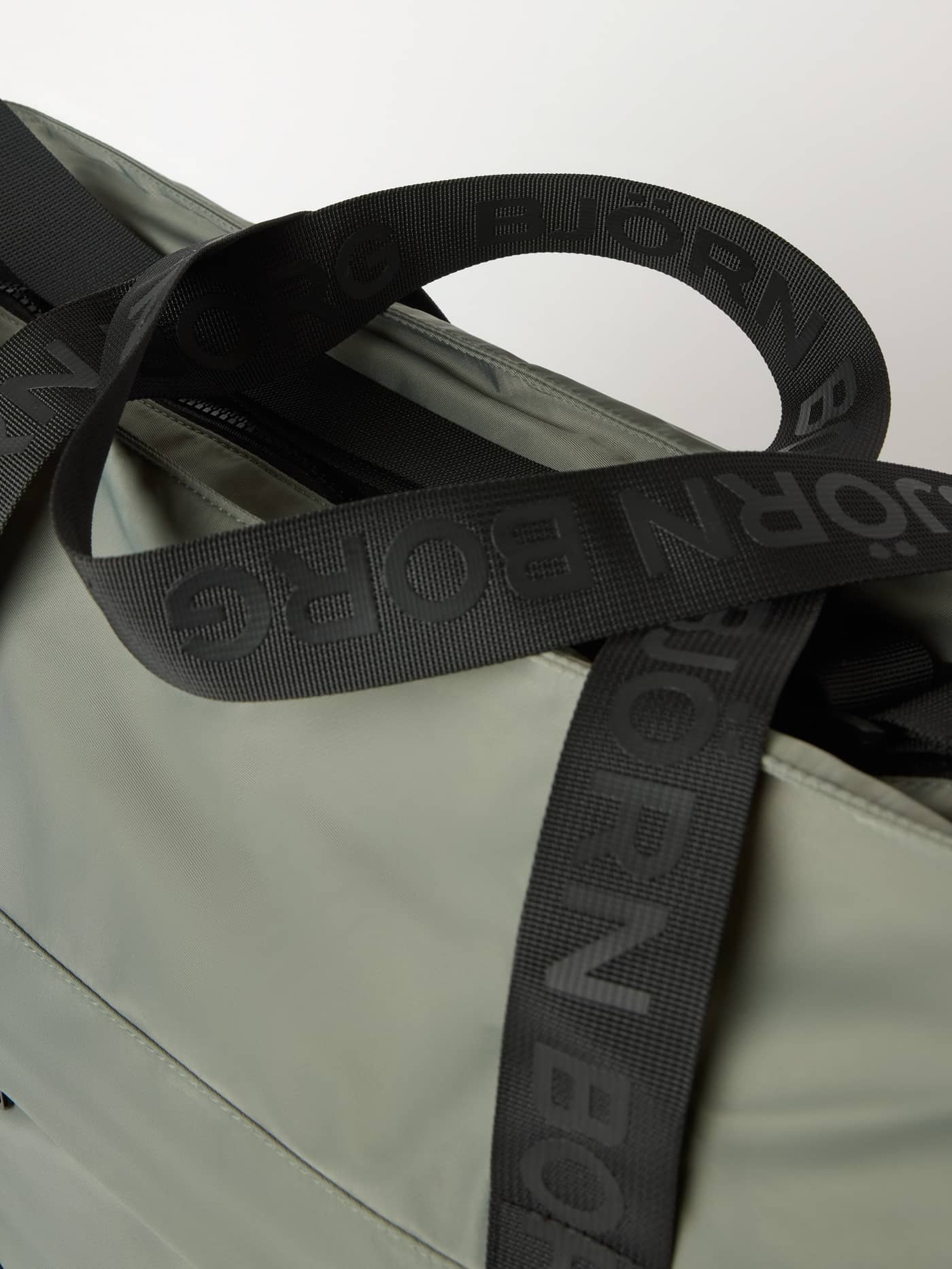 Detailansicht der Borg Classic Tote 27L in Agave Green (Grün) mit schwarzen Logo-Riemen für das Training. - Image 3