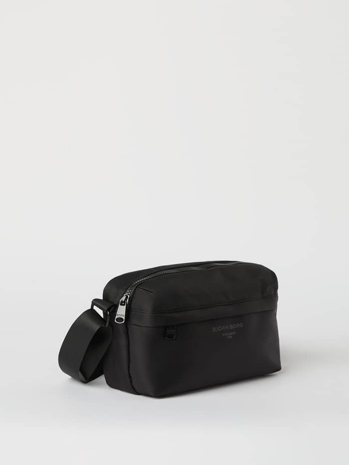 Borg Daily Crossover Bag i Black Beauty (Svart), en stilren väska i återvunnen polyester med huvudfack med dragkedja. - Image 2