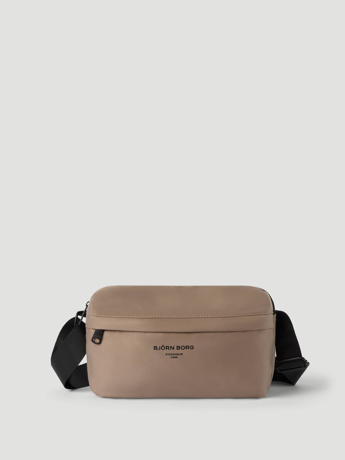 Stilren Borg Daily Crossover Bag i Fungi (Beige) sedd framifrån med svart logotyp och justerbar axelrem. - Image 1